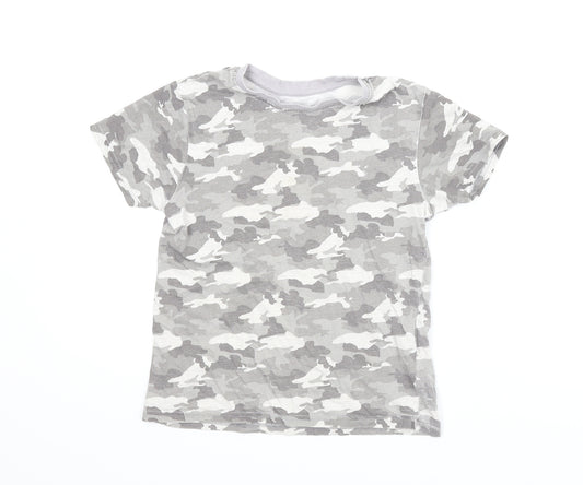 Front view of Primark boys’ grey camouflage basic t-shirt, size 7-8, years