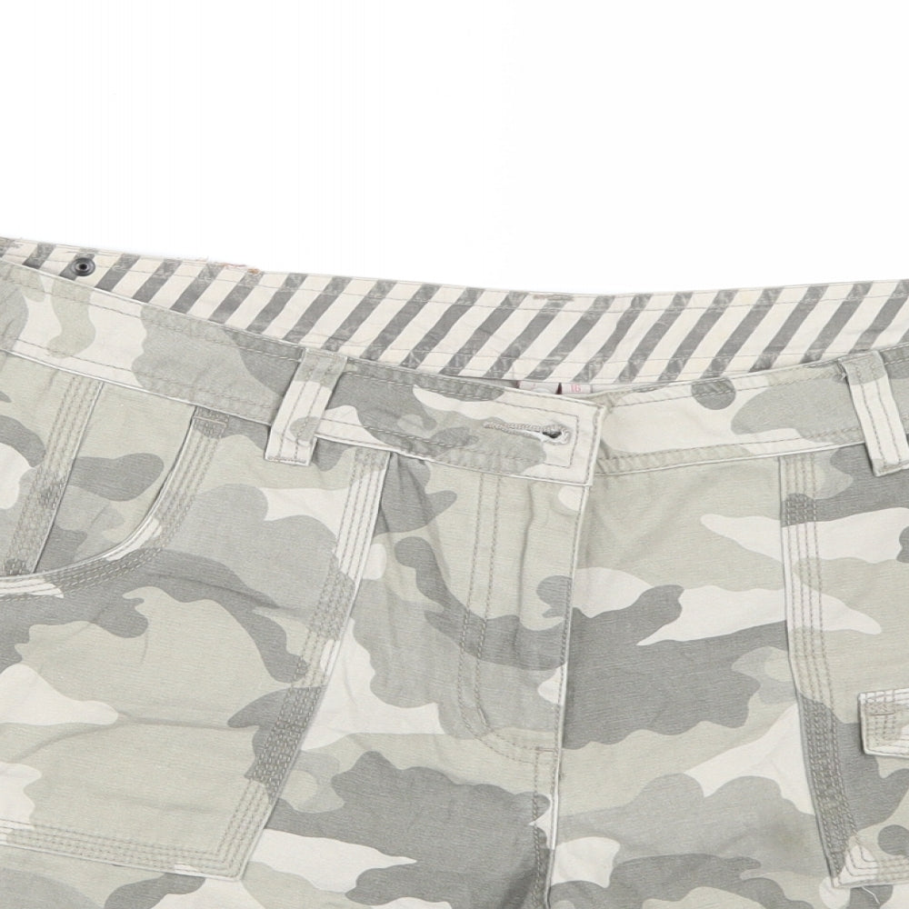 Airwalks Womens Green Camouflage  Bermuda Shorts Size 16