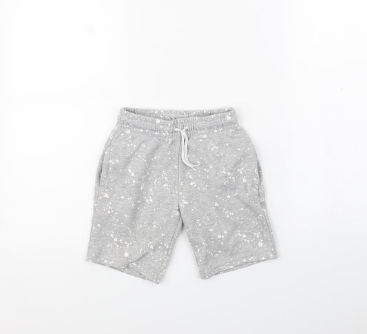 Front view of Primark boys’ grey polka dot sweat shorts, size 6, years