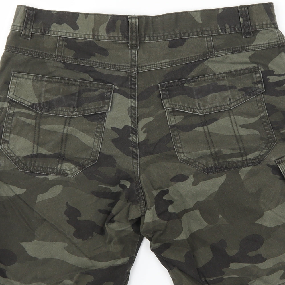 George Mens Green Camouflage  Cargo Shorts Size 34 in