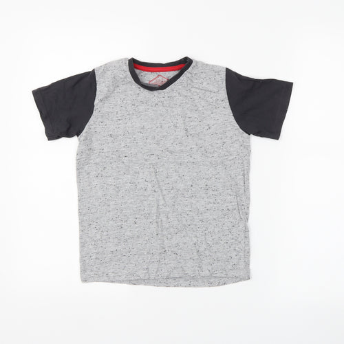 Preworn Boys Grey   Basic T-Shirt Size 7 Years
