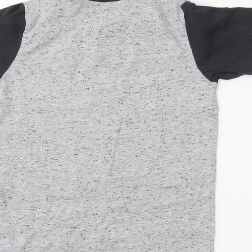 Preworn Boys Grey   Basic T-Shirt Size 7 Years