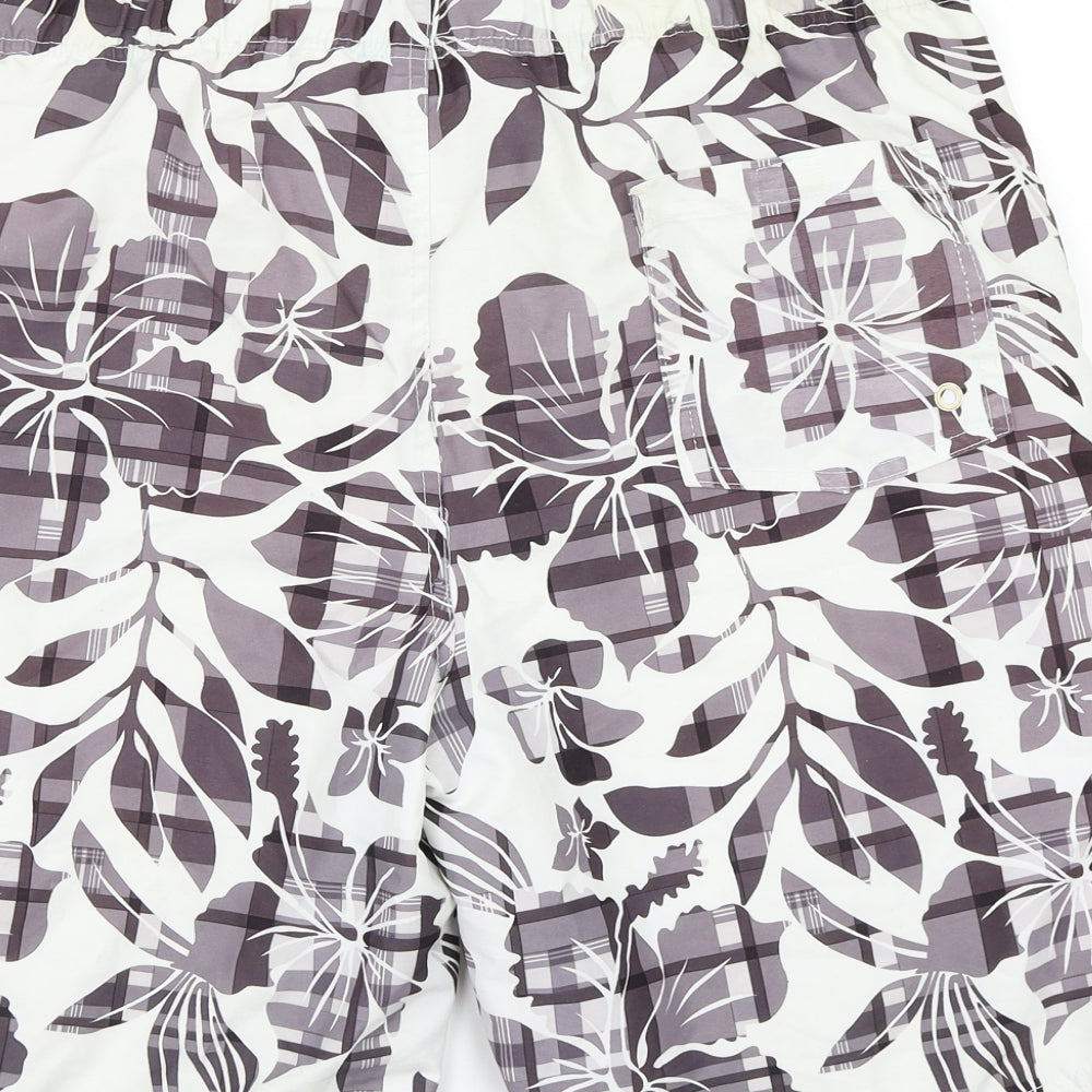 Cedar Wood State Mens White Floral  Bermuda Shorts Size L