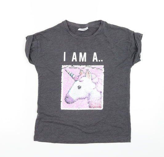 Front view of YD girls’ grey basic t-shirt, size 9-10, years