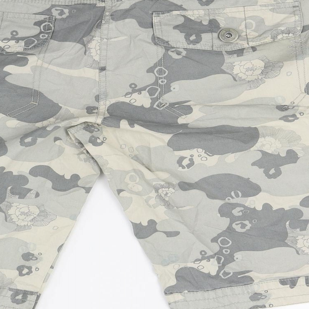 New Look Womens Green Camouflage  Cargo Shorts Size 18