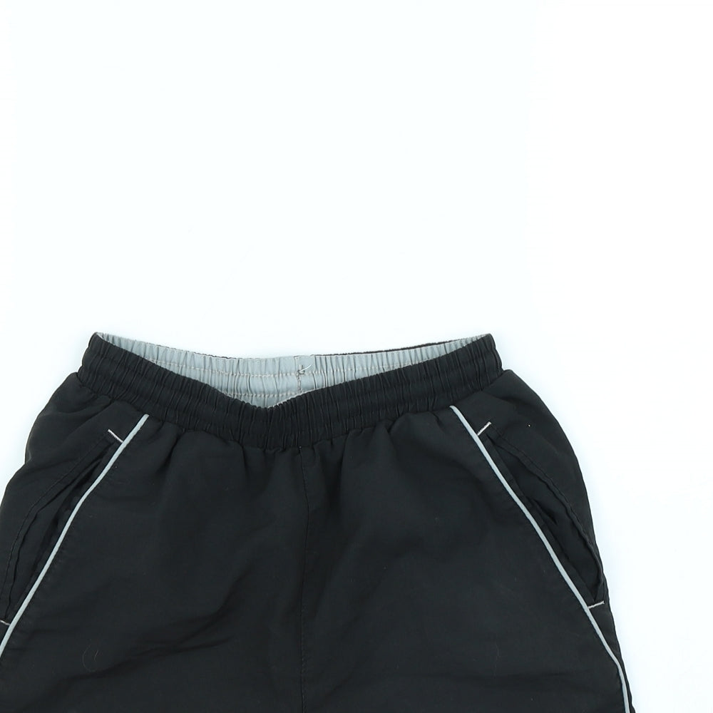 Umbro Boys Black   Bermuda Shorts Size 9 Years