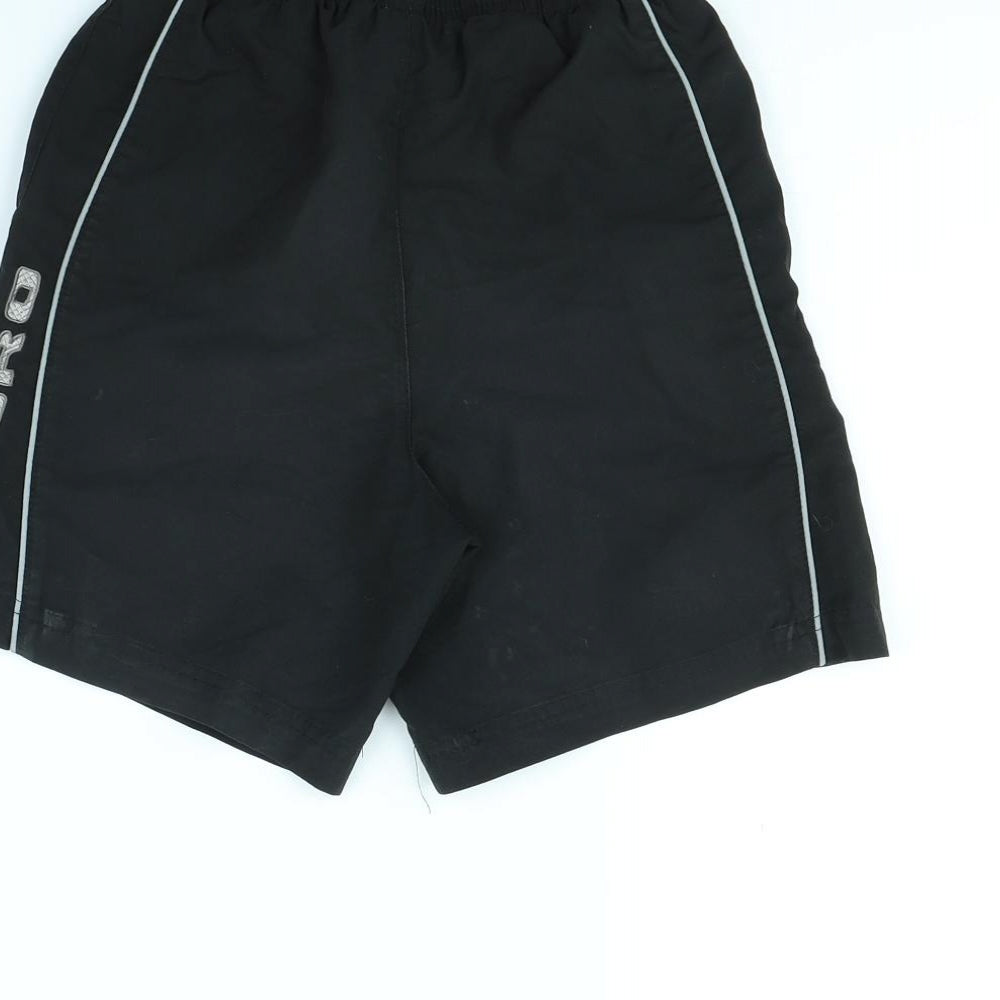 Umbro Boys Black   Bermuda Shorts Size 9 Years