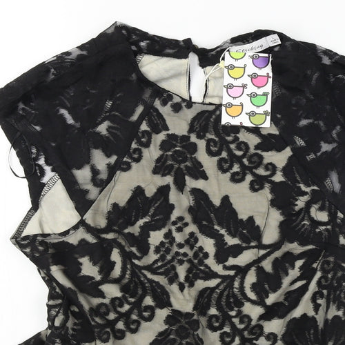 Striking  Womens Black Floral  Basic T-Shirt Size L