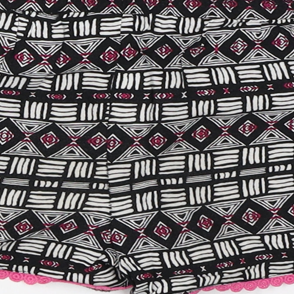 Primark Girls Black Geometric  Hot Pants Shorts Size 4-5 Years