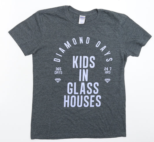 Front view of Gildan men’s grey t-shirt, size M