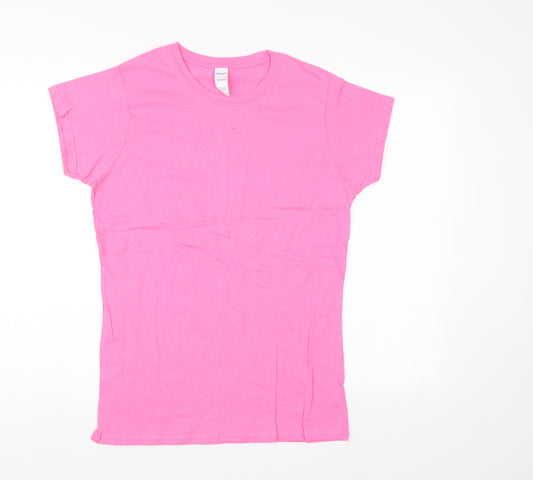 Front view of Gildan women’s pink basic t-shirt, size L