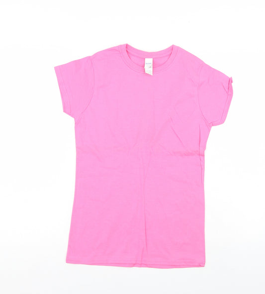 Front view of Gildan women’s pink basic t-shirt, size M
