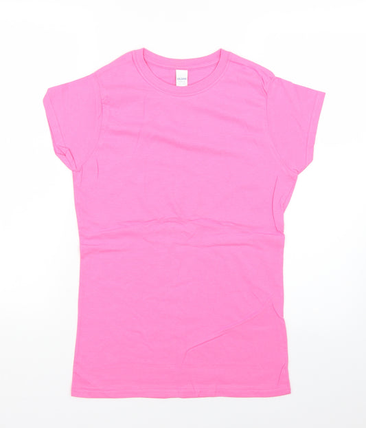 Front view of Gildan women’s pink basic t-shirt, size M