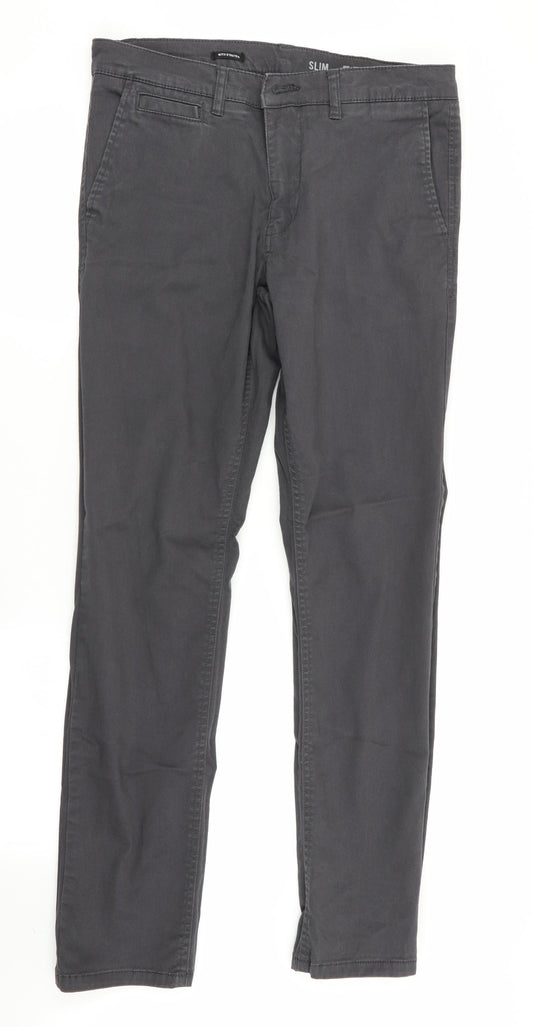 Front view of F&F men’s grey straight jeans, size 32, in, 31-inch leg