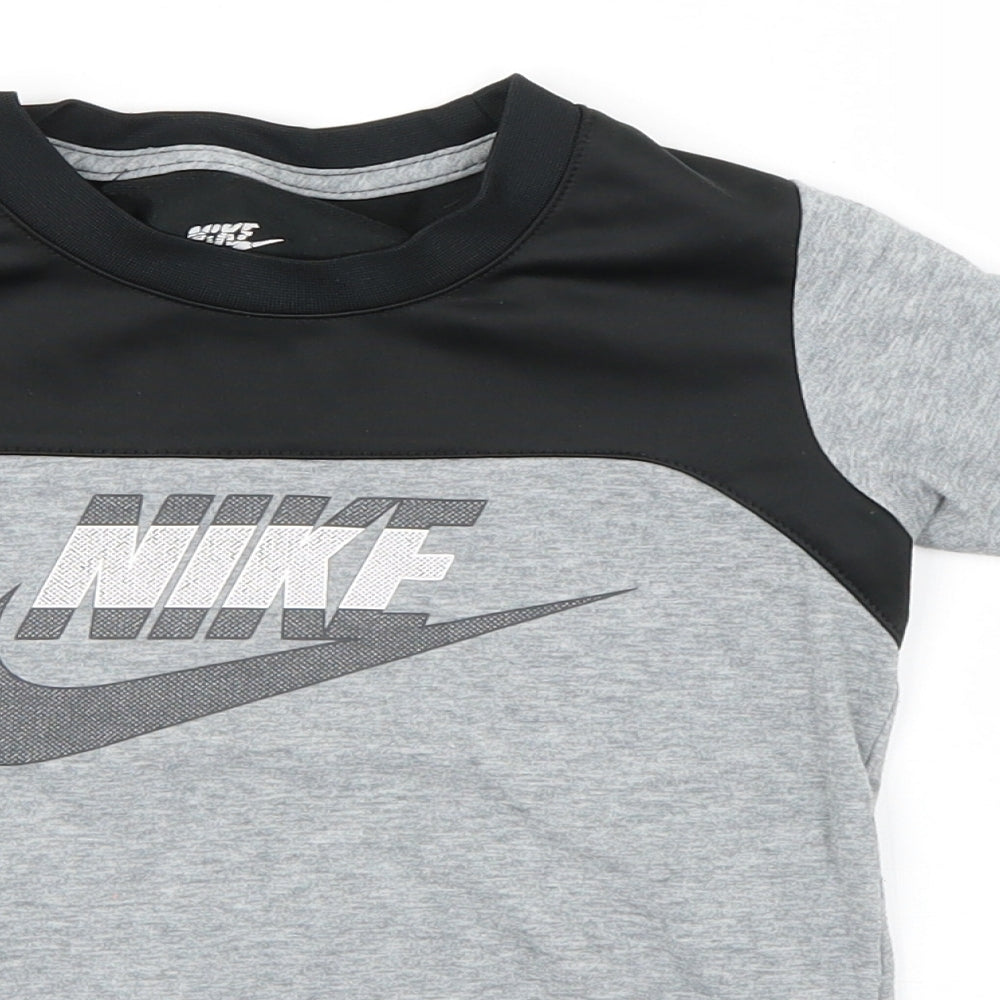 Nike Boys Grey   Basic T-Shirt Size 5-6 Years