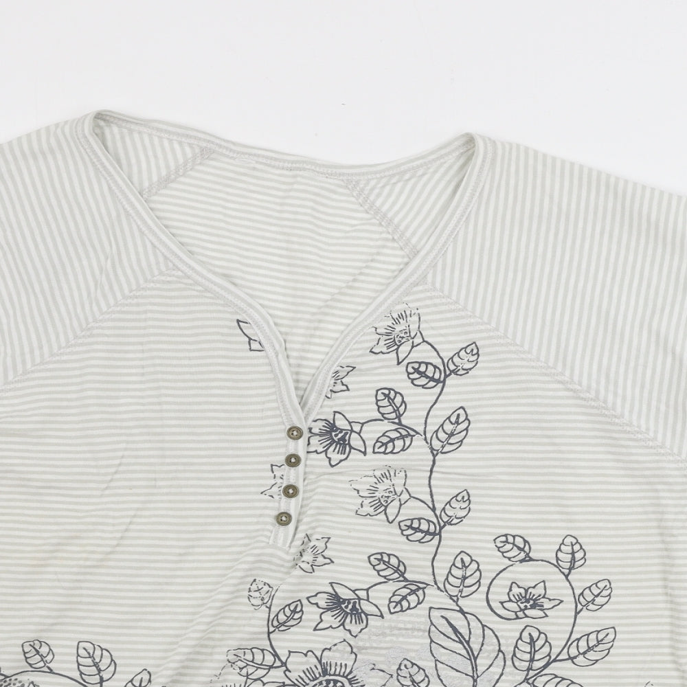 Preworn  Womens White Striped  Basic T-Shirt Size 22