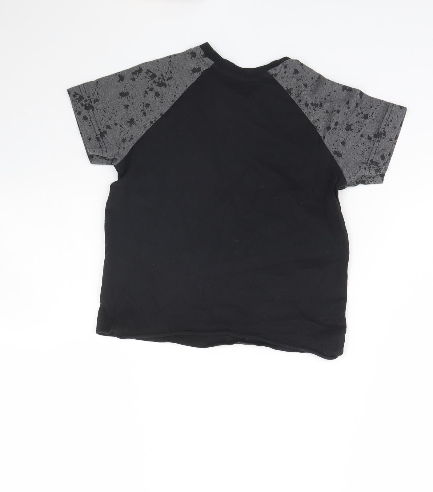 Preworn Boys Black   Basic T-Shirt Size 5 Years
