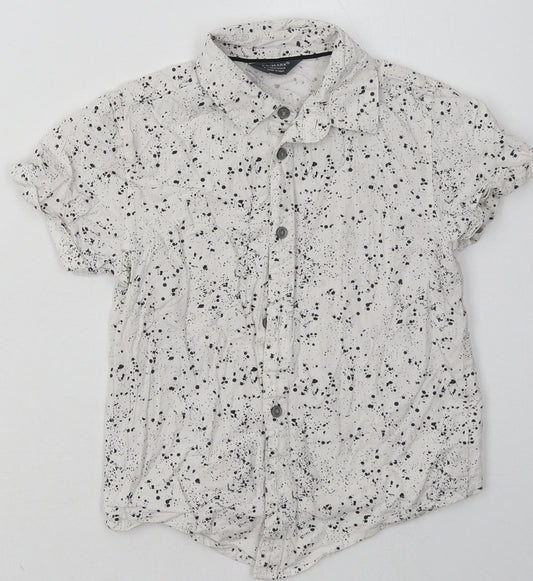 Front view of Primark boys’ white geometric cotton basic button-up, size 6-7, years collared button