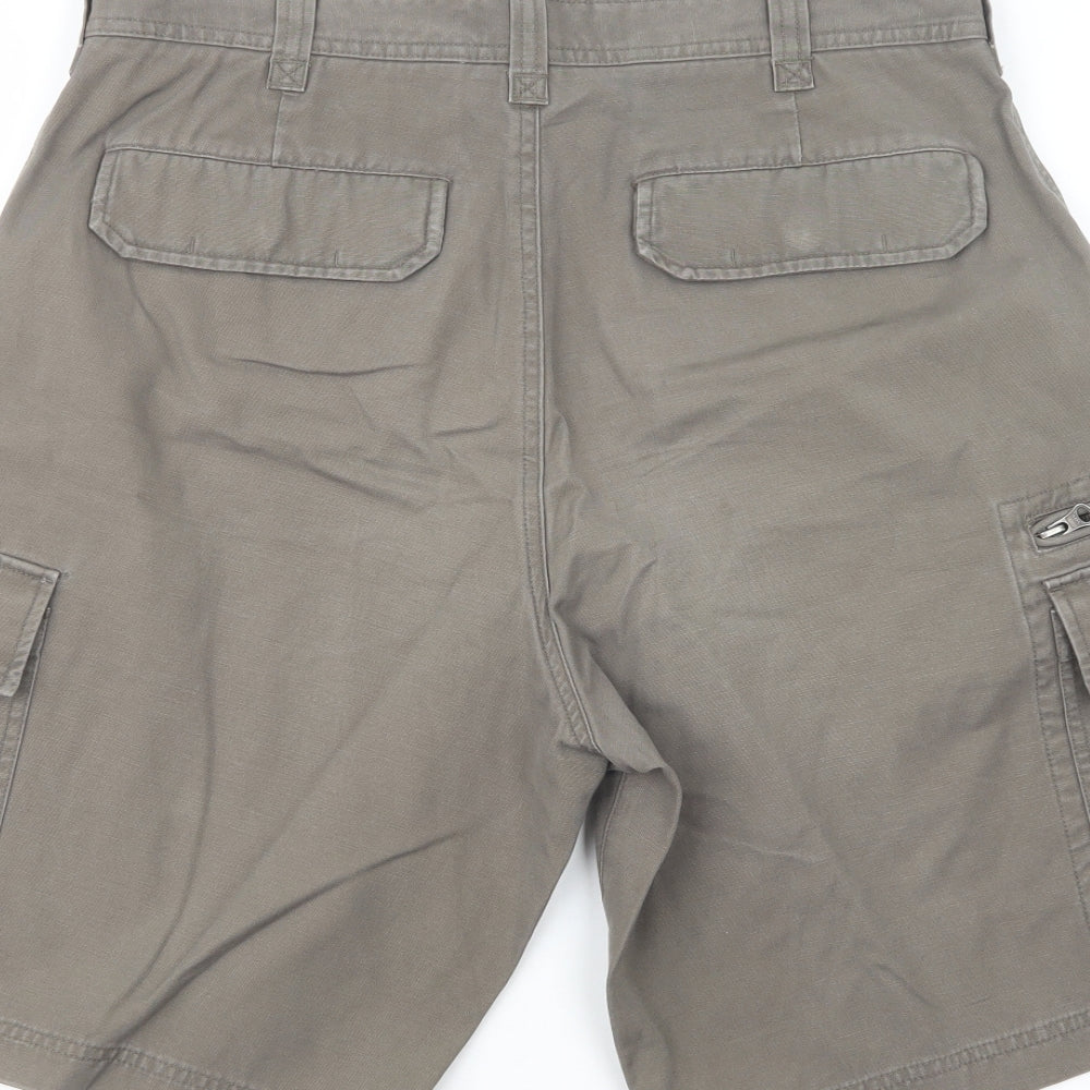 CS. Issue Mens Green  Cotton Cargo Shorts Size 34 in L11 in Regular Button