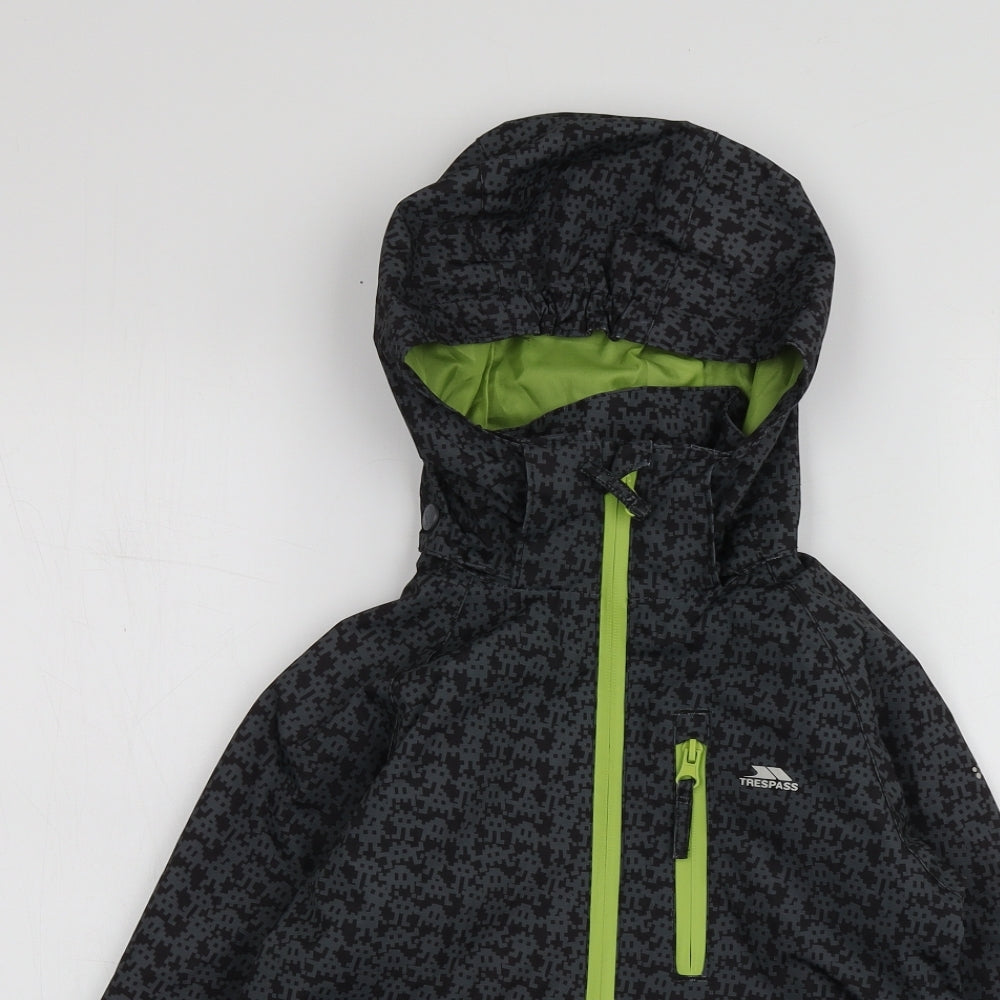 Trespass Boys Grey Geometric  Rain Coat Jacket Size 5-6 Years