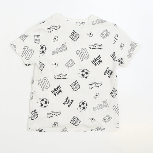 Primark Boys White Geometric 100% Cotton Basic T-Shirt Size 4-5 Years Round Neck Pullover - Football Print